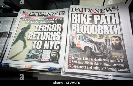 New york, Stati Uniti d'America. 1 nov, 2017. new york quotidiani su Mercoledì, 1 novembre 2017 un rapporto sul giorno precedente dell'attacco terroristico a New York da sayfullo saipov in cui egli ha ucciso 8 come ha guidato un camion noleggiato giù per una pista ciclabile in new york quartiere di Tribeca. Credito: Richard levine/alamy live news Foto Stock