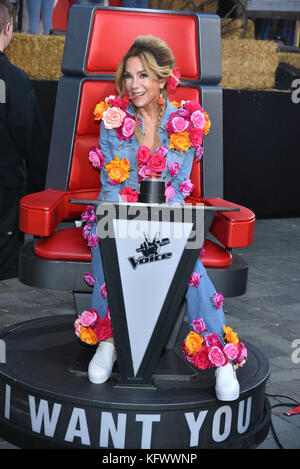 Kathie Lee Gifford e Miley Cyrus si esibiranno durante L'Odierna Halloween Extravaganza 2017 al Rockefeller Plaza il 31 ottobre 2017 a New York City. Credit: Erik Pendzich Foto Stock