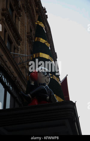 Knightsbridge, UK. 1 Nov, 2017. I magazzini Harrods famosi Natale visualizza la finestra sono sotto gli avvolgimenti. Le tende sono ermeticamente chiuso come il negozio si prepara a svelare la sua partnership con Dolce & Gabbana creando un festoso mercato italiano in store dal 2 ° novembre 2017 Credit: Keith Larby/Alamy Live News Foto Stock