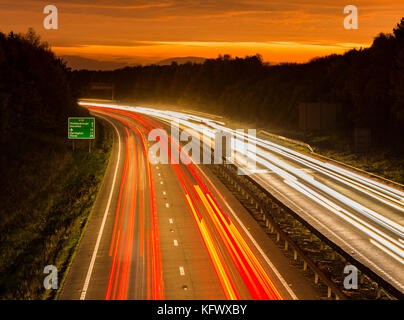 Il traffico sulla A19 dual carriagway a Billingham, a nord-est dell' Inghilterra. Regno Unito semaforo sentieri, Foto Stock