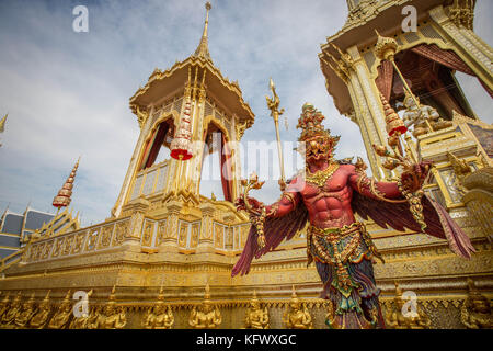 Bangkok, Thailandia. 1 novembre 2017. Una vista più ravvicinata del Royal Crematorium durante la visita della cerimonia di apertura un giorno prima dell'apertura generale al pubblico. Il sito del Royal Crematorium sarà aperto al pubblico per un mese prima che lo smantellassero poiché la Thailandia ha speso 90 milioni di dollari per costruire il Royal Crematorium e preparare il funerale reale per il defunto re tailandese Bhumibol Adulyadej (Rama IX). Oggi le reliquie reali e le ceneri sono state trasferite al Grand Palace e saranno trasferite in due diversi templi di Bangkok la domenica. (Immagine di credito: © Guillaume Payen/SOPA Foto Stock