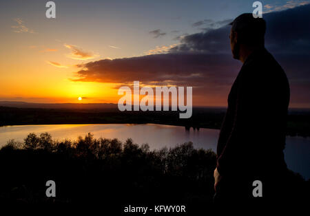 Chorley, Lancashire. 1 nov, 2017. uk meteo. Autunno dorato tramonto al termine del primo giorno di novembre al serbatoio anglezarke e boschi, chorley, lancashire, Regno Unito. foto di Paolo heyes, mercoledì 01 novembre, 2017. Credito: Paolo heyes/alamy live news Foto Stock