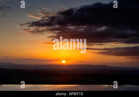 Chorley, Lancashire. 1 nov, 2017. uk meteo. Autunno dorato tramonto al termine del primo giorno di novembre al serbatoio anglezarke e boschi, chorley, lancashire, Regno Unito. foto di Paolo heyes, mercoledì 01 novembre, 2017. Credito: Paolo heyes/alamy live news Foto Stock