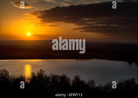 Chorley, Lancashire. 1 nov, 2017. uk meteo. Autunno dorato tramonto al termine del primo giorno di novembre al serbatoio anglezarke e boschi, chorley, lancashire, Regno Unito. foto di Paolo heyes, mercoledì 01 novembre, 2017. Credito: Paolo heyes/alamy live news Foto Stock