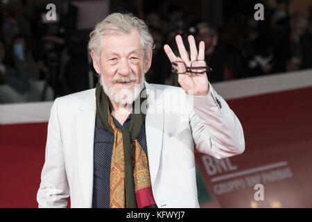 Roma, Italia. 1 Novembre, 2017. Ian McKellen frequentando il tappeto rosso durante la festa del cinema di Roma Credito: Silvia Gerbino/Alamy Live News Foto Stock