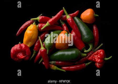 Santa Ana, California, Stati Uniti d'America. Xviii oct, 2017. La foto di famiglia del selezionare hot, peperoni piccanti. Sono incluse le jalapeno, serrano, tailandese, habanero, Carolina Reaper, e Trinidad Scorpion. Credito: Stan Sholik/ZUMA filo/Alamy Live News Foto Stock