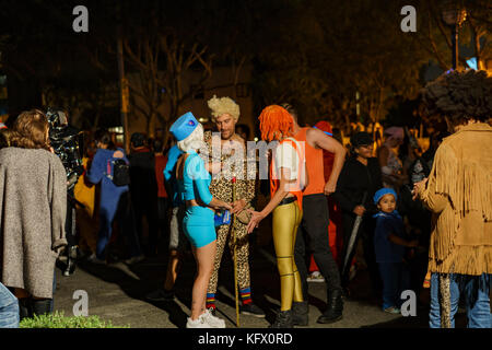 Los Angeles, Stati Uniti d'America. 31 ott 2017. evento speciale - west hollywood halloween carnaval il Ott 31, 2017 a West Hollywood e Los Angeles, california, Stati Uniti credit: kit chon leong/alamy live news Foto Stock