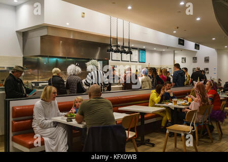 Los Angeles, Stati Uniti. 31 ottobre 2017. Molte persone abituate a mangiare in un ristorante il 31 ottobre 2017 a West Hollywood, Los Angeles, California, Stati Uniti. Credito: Chon Kit Leong/Alamy Live News Foto Stock
