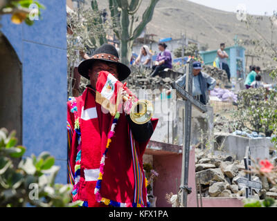 Celebrazione della Solennità di Tutti i Santi in un cimitero di Lima, Perù / Día de los Muertos en el Cementerio de Villa María del Triunfo, Lima, Perù. Foto Stock