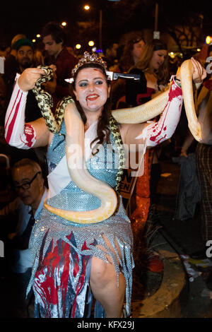 Los Angeles, California, USA. 31 ott 2017. I partecipanti vestito in costume presso il West Hollywood (weho) halloween carnaval in West Hollywood, California, il 31 ottobre 2017. Credito: sheri determan/alamy live news Foto Stock