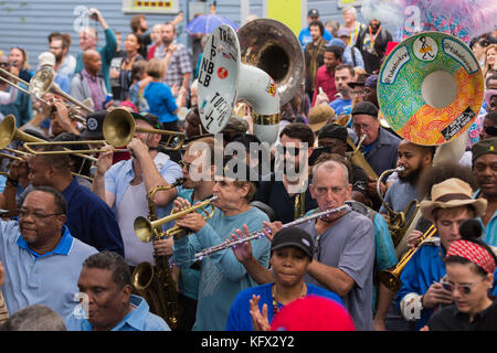 New Orleans, Stati Uniti. 01 Nov 2017. Folle di persone riempirono la strada nel Lower Ninth Ward per il tributo di New Orleans Second Line ad Antoine "Fats" Domino, che è recentemente scomparso. Credit: Tom Pumphret/Alamy Live News Foto Stock