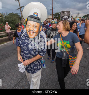 New Orleans, Stati Uniti. 01 Nov 2017. Folle di persone riempirono la strada nel Lower Ninth Ward per il tributo di New Orleans Second Line ad Antoine "Fats" Domino, che è recentemente scomparso. Credit: Tom Pumphret/Alamy Live News Foto Stock