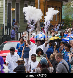 New Orleans, Stati Uniti. 01 Nov 2017. Folle di persone riempirono la strada nel Lower Ninth Ward per il tributo di New Orleans Second Line ad Antoine "Fats" Domino, che è recentemente scomparso. Credit: Tom Pumphret/Alamy Live News Foto Stock