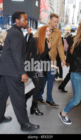 New York, NY, Stati Uniti. 01st novembre 2017. Sadie Sink, a MTV TRL, per parlare della nuova stagione 2 di Stranger Things a New York il 1° novembre 2017. Credito: Rw/Media Punch/Alamy Live News Foto Stock