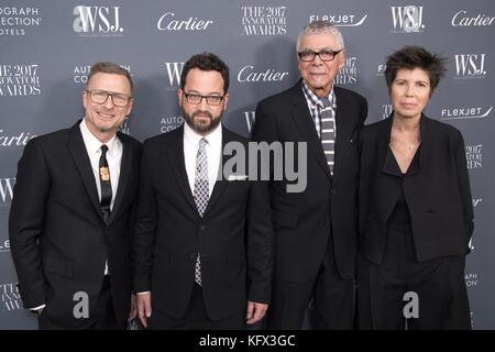 New York, New York, Stati Uniti. 1 novembre 2017. Charles Renfro, Benjamin Gilmartin, Ricardo Scofidio, Elizabeth Diller agli arrivi per WSJ Magazine 2017 Innovator Awards, Museum of Modern Art (MoMA), New York, NY 1 novembre 2017. Crediti: Steven Ferdman/Everett Collection/Alamy Live News Foto Stock