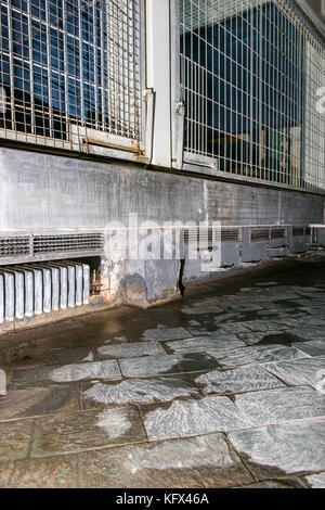 Berlino, Germania. 17 agosto 2017. I danni alla base della casa dei predatori possono essere visti nel Giardino Zoologico di Berlino, Germania, 17 agosto 2017. Crediti: Gregor Fischer/dpa/Alamy Live News Foto Stock