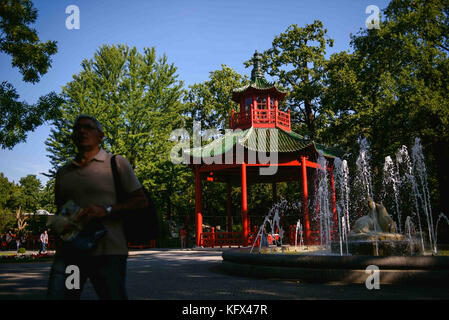 Berlino, Germania. 17 agosto 2017. Una pagoda della casa dei panda può essere vista nel Giardino Zoologico di Berlino, Germania, il 17 agosto 2017. Crediti: Gregor Fischer/dpa/Alamy Live News Foto Stock