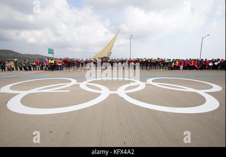 La torcia olimpica, il Nov 1, 2017 : le persone si radunano per guardare la torcia olimpica sul ponte di incheon Incheon, a ovest di Seoul, Corea del sud. la fiamma olimpica è arrivato in incheon, Corea del Sud il mercoledì ed esso sta andando essere passato attraverso il paese durante un 100-day tour fino alla cerimonia di apertura del 2018 pyeongchang olimpiadi invernali che si terrà per 17 giorni dal 9 febbraio - 25, 2018. Credito: Lee Jae-won/aflo/alamy live news Foto Stock