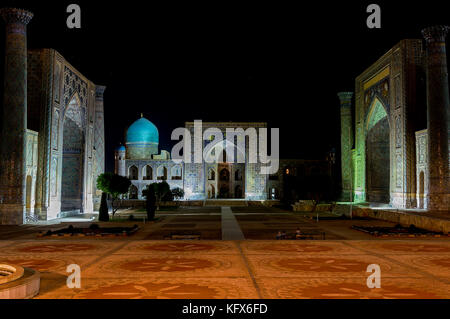 Vista panoramica del Registan square di notte - Samarcanda, Uzbekist Foto Stock