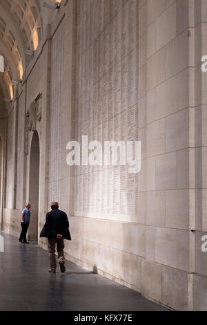 Passerai accanto al Menin Gate World War 1 Memorial Ypres Flanders Belgium Foto Stock