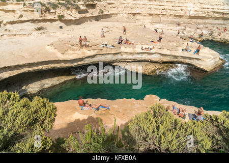 Der natürliche piscina San Pietro piscina bei Marsaxlokk, Delimara Halbinsel, Malta | piscina naturale San Pietro piscina vicino Marsaxlokk, Deli Foto Stock