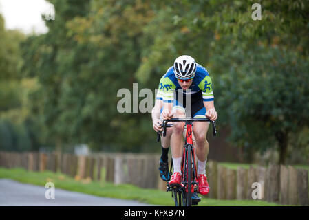 Photoshoot per wellingborough cicli, presenterà la propria gamma di kit di ciclismo in estate e in inverno a cavallo. Le riprese hanno avuto luogo intorno a Northampton. Foto Stock