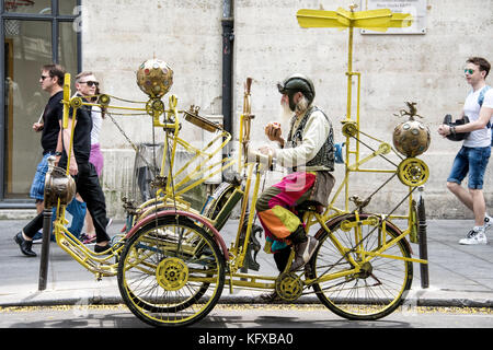 Uomo parigino sulla sua bicicletta da viaggio steampunk, Parigi Foto Stock