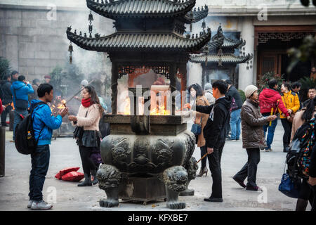 Persone che svolgono quotidianamente rituale tradizionale, Shanghai Foto Stock