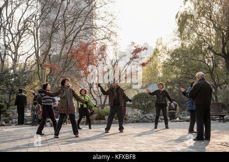 Persone che esercitano nel parco, Shanghai Foto Stock