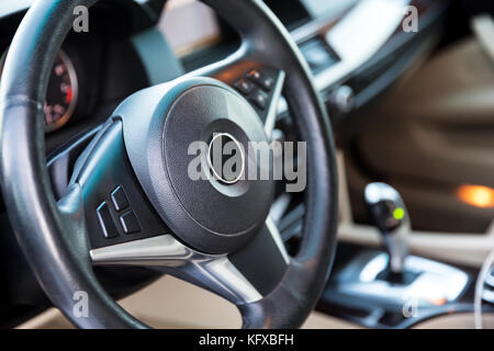 Vista interna di auto di lusso con salone di beige con la luce solare Foto Stock