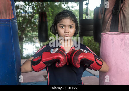 Nya, 11 anni e 50 partite, in posa durante l'allenamento, Muay thai, Luk gym, Bangkok, Thailandia Foto Stock