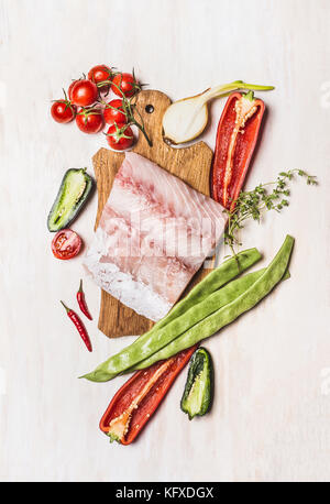 Vista superiore di materie di filetto di pesce con verdure fresche ingredienti per la deliziosa cucina Foto Stock