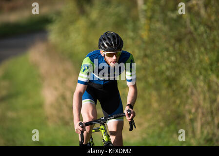 Photoshoot per wellingborough cicli, presenterà la propria gamma di kit di ciclismo in estate e in inverno a cavallo. Le riprese hanno avuto luogo intorno a Northampton. Foto Stock