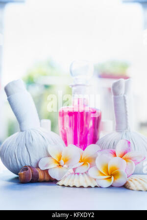 Un sano spa o trattamento di benessere con erbe comprimendo la sfera e fiori di frangipani, vista anteriore del luogo per il testo Foto Stock