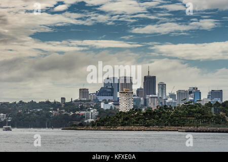 Sydney, Australia - 21 marzo 2017: Skyline di Kirribilli, quartiere finanziario a nord di Sydney, sotto il cielo blu con nuvole bianche, mostra Highrise Office to Foto Stock