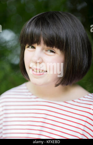 Testa esterna della spalla e del ritratto di sorridere pre teen girl Foto Stock