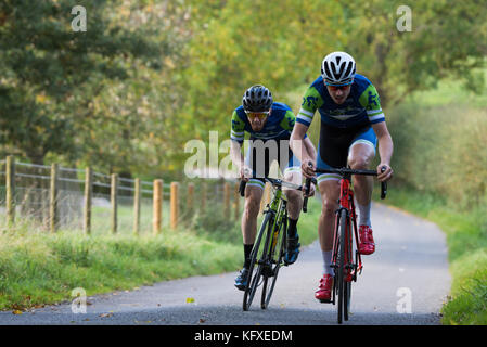 Photoshoot per wellingborough cicli, presenterà la propria gamma di kit di ciclismo in estate e in inverno a cavallo. Le riprese hanno avuto luogo intorno a Northampton. Foto Stock