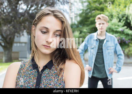 Infelice giovane adolescente nel contesto urbano Foto Stock