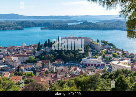 Fortezza di San Michele vista dalla Fortezza di San Giovanni, Šibenik, Šibensko-Kninska, Dalmazia, Croazia, Europa. Foto Stock