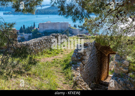 Fortezza di San Michele vista dalla Fortezza di San Giovanni, Šibenik, Šibensko-Kninska, Dalmazia, Croazia, Europa. Foto Stock