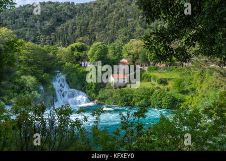 Cascate e edifici mulini a Skradinski Buk, Parco nazionale di Krka, Lozovac, Šibensko-Kninska, Dalmazia, Croazia, Europa. Foto Stock