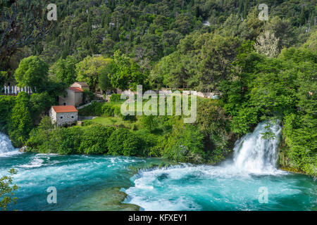 Cascate e edifici mulini a Skradinski Buk, Parco nazionale di Krka, Lozovac, Šibensko-Kninska, Dalmazia, Croazia, Europa. Foto Stock