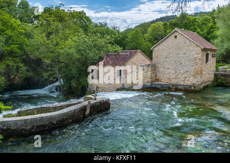 Cascate e edifici mulini a Skradinski Buk, Parco nazionale di Krka, Lozovac, Šibensko-Kninska, Dalmazia, Croazia, Europa. Foto Stock