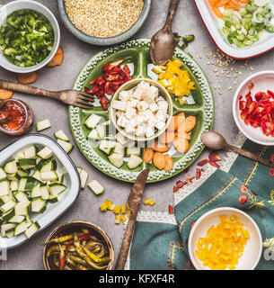 Sana insalata vegetariana preparazione con dadini di formaggio feta, tagliare le verdure e orzo perlato , vista dall'alto. dieta concetto di nutrizione Foto Stock