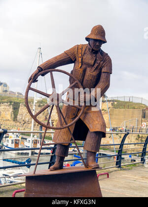 Il coxwain una scultura in acciaio raffigurante una rnli royal national scialuppa di salvataggio istituzione equipaggio uomo dallo scultore ray lonsdale a Seaham harbour contea di Durham Foto Stock