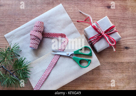 Closeup, saluto, decorazione, ornamento, overhead, jolly, giorno, rosso, wrap, anniversario, orizzontale, celebrare, corda, studio, festosa, celebrazione, xmas Foto Stock