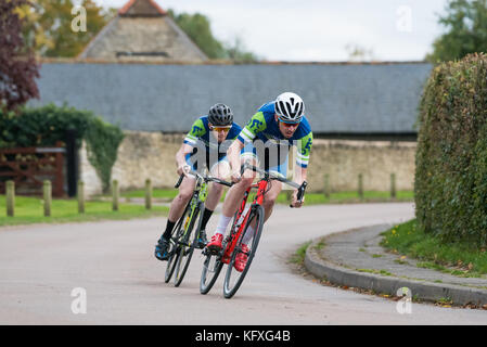 Photoshoot per wellingborough cicli, presenterà la propria gamma di kit di ciclismo in estate e in inverno a cavallo. Le riprese hanno avuto luogo intorno a Northampton. Foto Stock