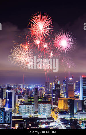 Bellissimi fuochi d' artificio oltre il paesaggio urbano in vista della città di Singapore di notte Foto Stock