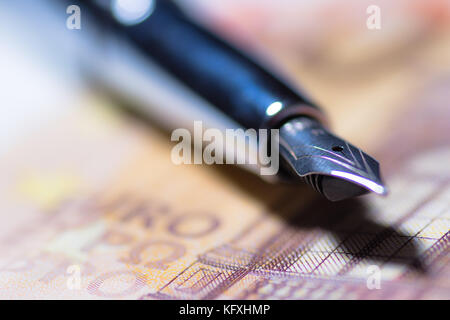 Giornalisti concetto di corruzione con la penna e la banconota. Foto Stock