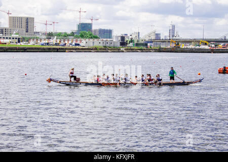 LONDON, Regno Unito - 25 Giugno 2016: Typhoon Dragon compete in Londra Hong Kong Boat Festival. Foto Stock